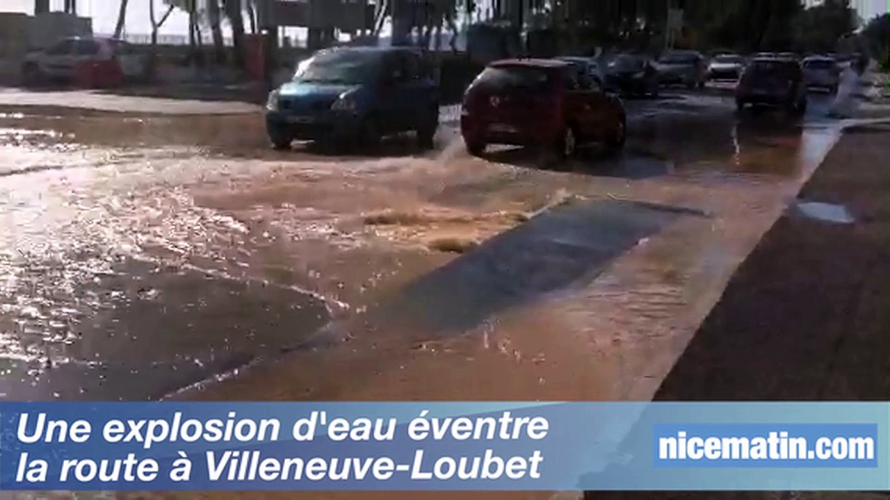 Une explosion d'eau éventre une route à Villeneuve-Loubet