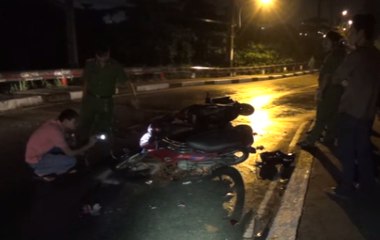 Hai xe máy tông nhau, 4 người bị thương