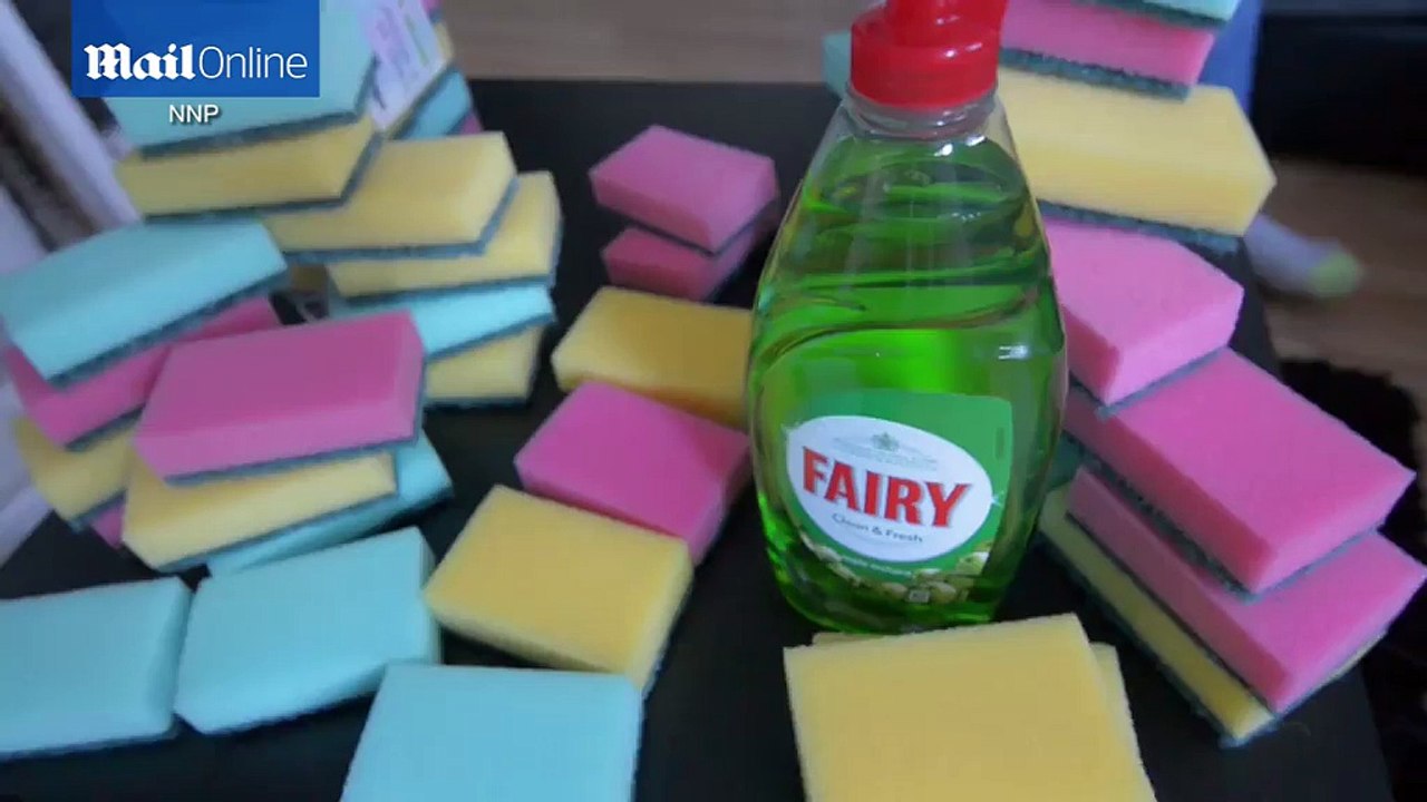 Cette Anglaise mange jusqu'à 20 éponges par jour