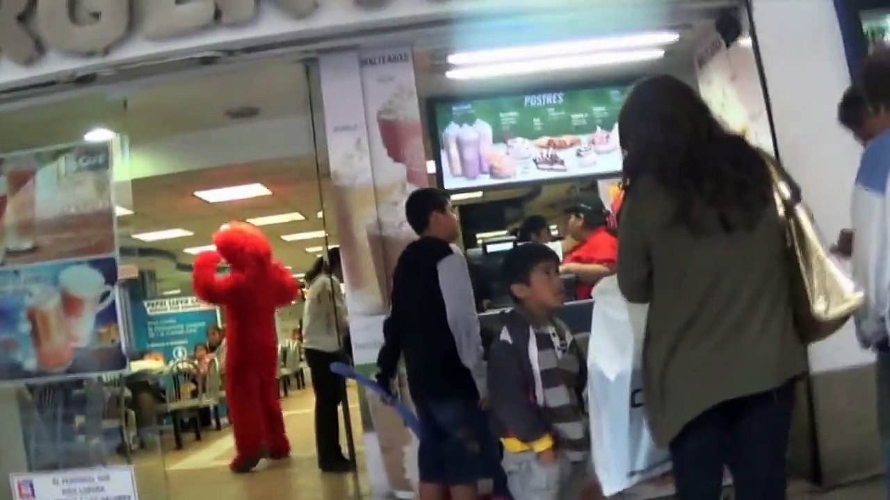 Broma de Elmo | bromas pesadas en la calle | bromas de risa | Videos de risa | Prankedy