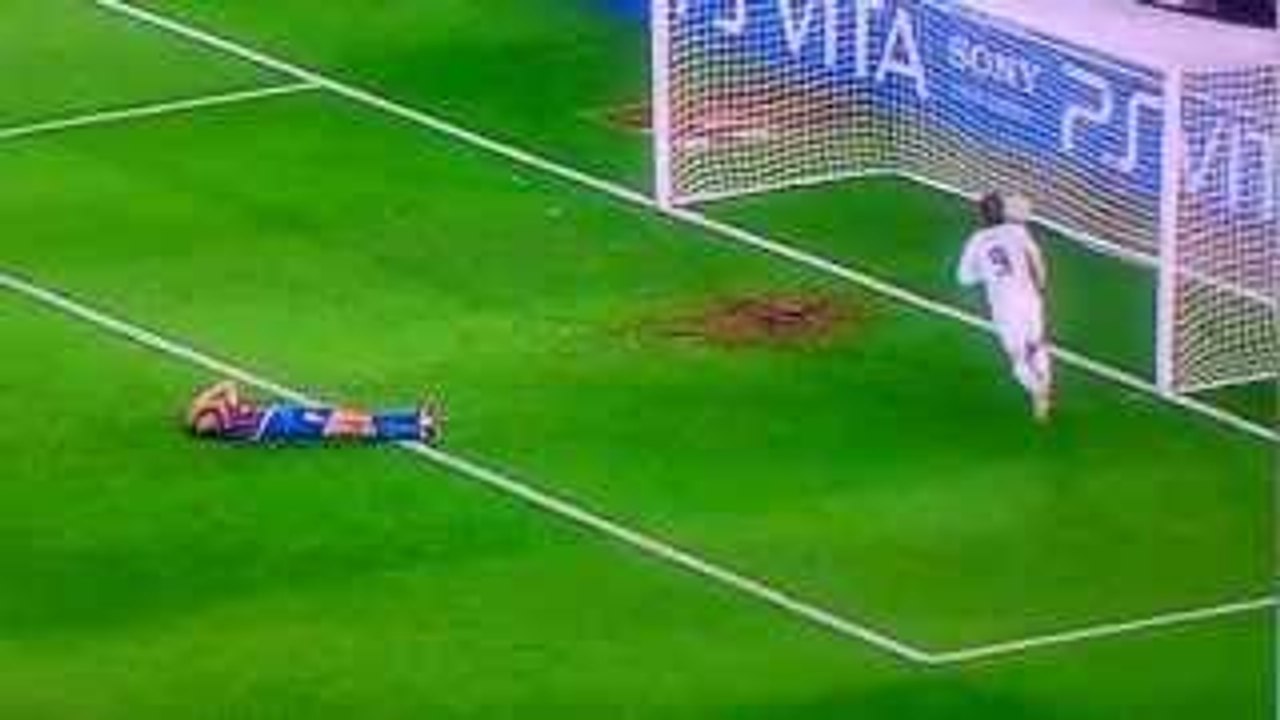 Torres goal against Barcelona (with Gary Neville orgasm)