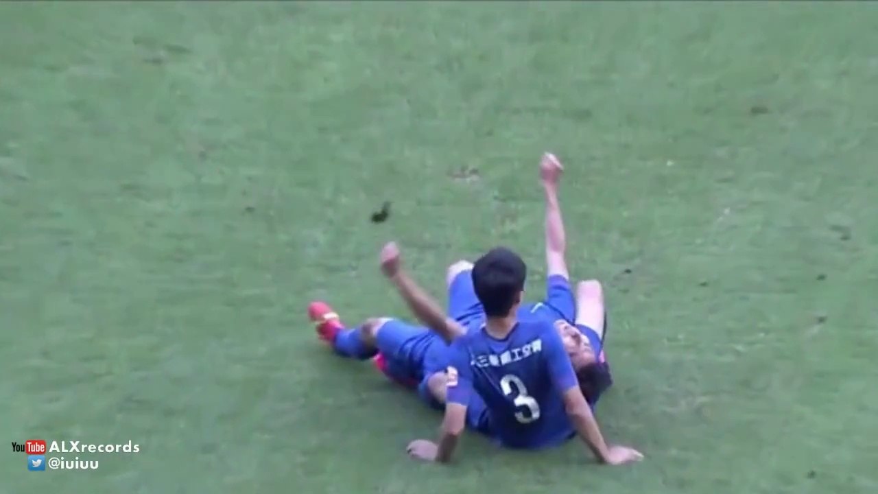 il met KO son coéquipier sur un violent coup de pied en pleine tête