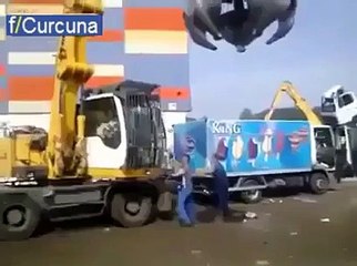 Sinirlenen adamın hunharca yaptıkları - Funny videos - Komik videolar