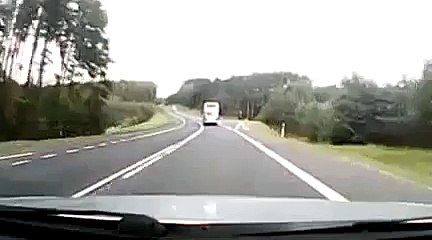 Son anda kazadan kurturan manevra - Funny videos - Komik videolar