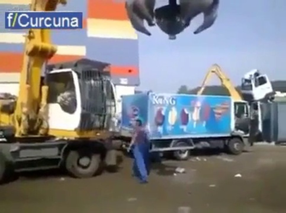 Sinirlenen adamın hunharca yaptıkları - Funny videos - Komik videolar