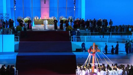 البابا سيزور مسجدا ومخيما للاجئين وحيا فقيرا في جولته الافريقية