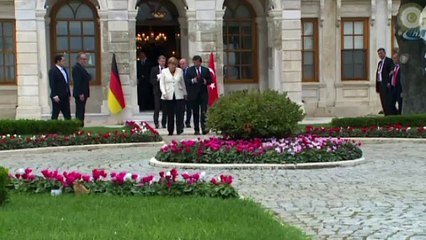 Davutoğlu Merkel’e İstanbul’u anlattı