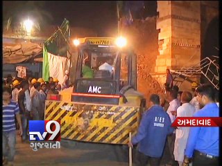 Download Video: Ahmedabad ; One dies after part of Khanpur Darwaja collapses, family seeks compensation - Tv9 Gujarati