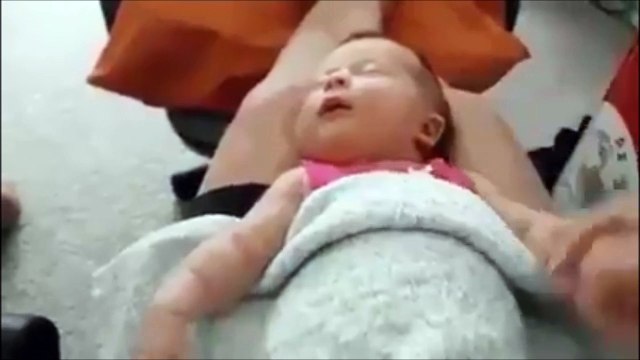 Ce bébé dort un bras en l'air... Et impossible de lui faire baisser! Hilarant!