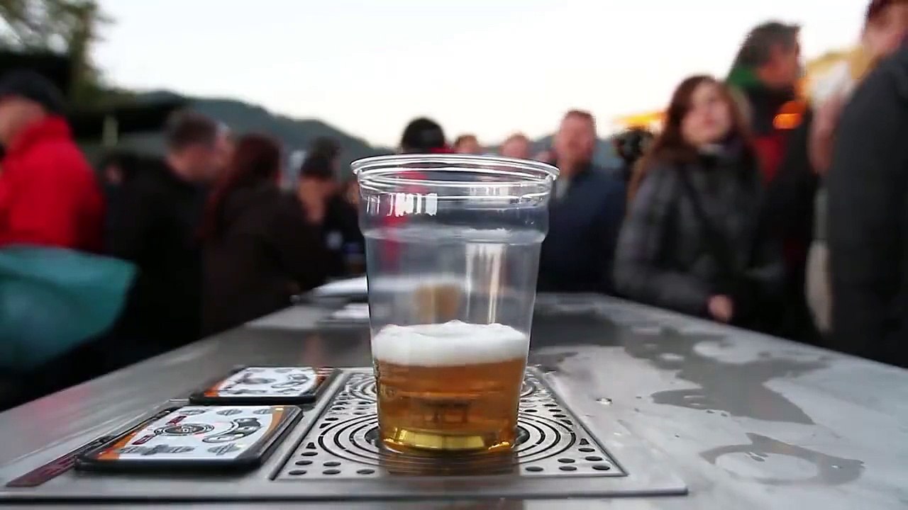 Avec cette machine à bière et ces gobelets, fini la mousse! Enorme...