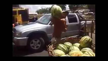 Ce que ce jeune homme fait avec ces pastèques est hallucinant