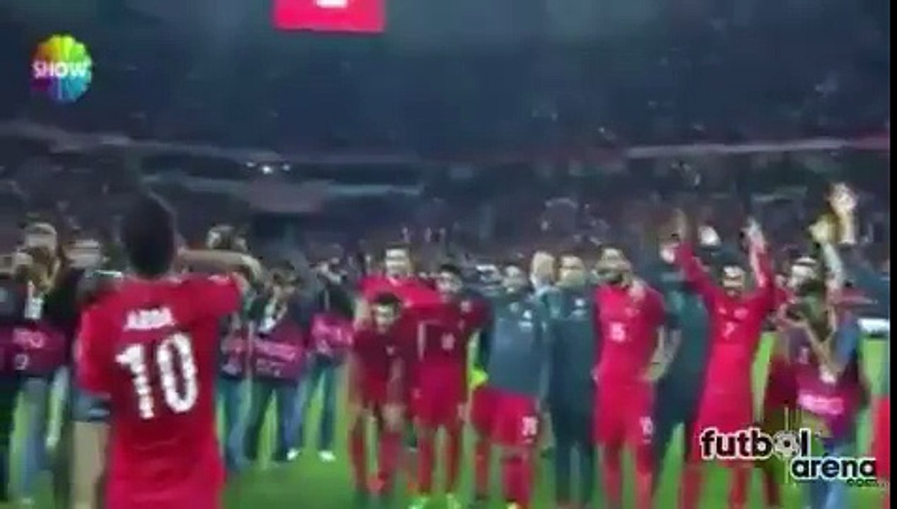 Arda Turan Taraftarlara 3'lü Çektirdi