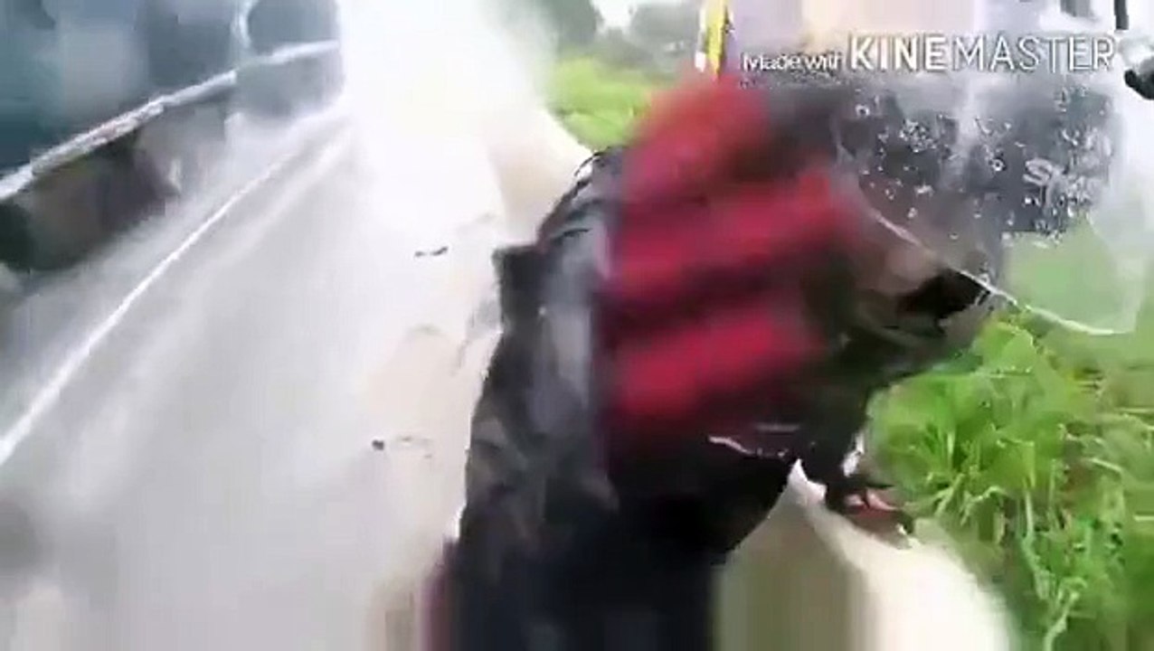Kaza Anında Sevgilisini Yakalayan Motorcu