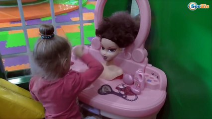 ✔ Кукла и Ярослава на прогулке в Детском Городке - Alive Doll are walking in the children's town ✔