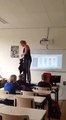 CHOC ! Cette prof se déshabille devant ses étudiants pour un cours d'anatomie !