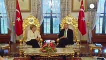 ميركل تعد بدعم طلب إنضمام تركيا للاتحاد الأوروبى، مقابل مساعدة أنقرة في وقف تدفق اللاجئين