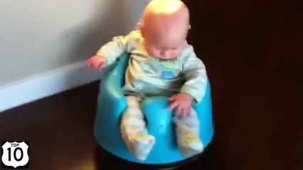 ركوب المكنسة الروبوت. أطفال مضحك ركوب على نظافة الروبوت