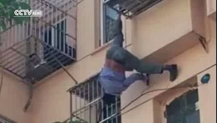 عامل بناء صيني يسقط من الطابق السادس 🚧