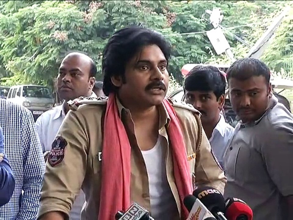 Pawan Kalyaan meets Chiranjeevi n Ram Charan about Bruce Lee Movie