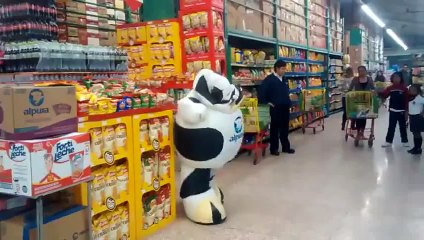 The dancing Cow Mascot is Back in Mexico's Mall!