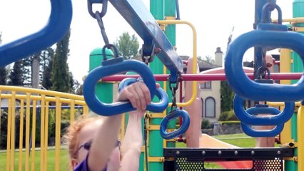 La chanson Kids de MGMT reprise avec les sons d'une école.