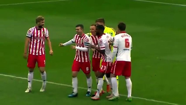 Un gardien marque de son propre camp