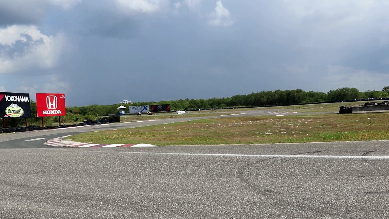 Batalla entre los pilotos Ramón Lorenzo  Vs. José León "Puchy"  Vs. Idelfonso Ortiz "El Bombo"