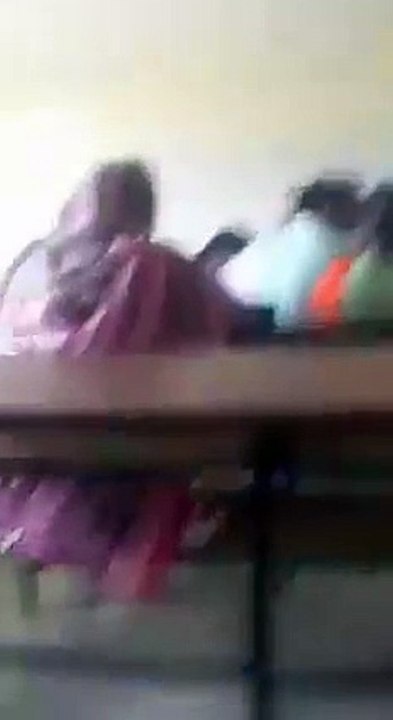 mobile ny ustani ki chori b pakr li.