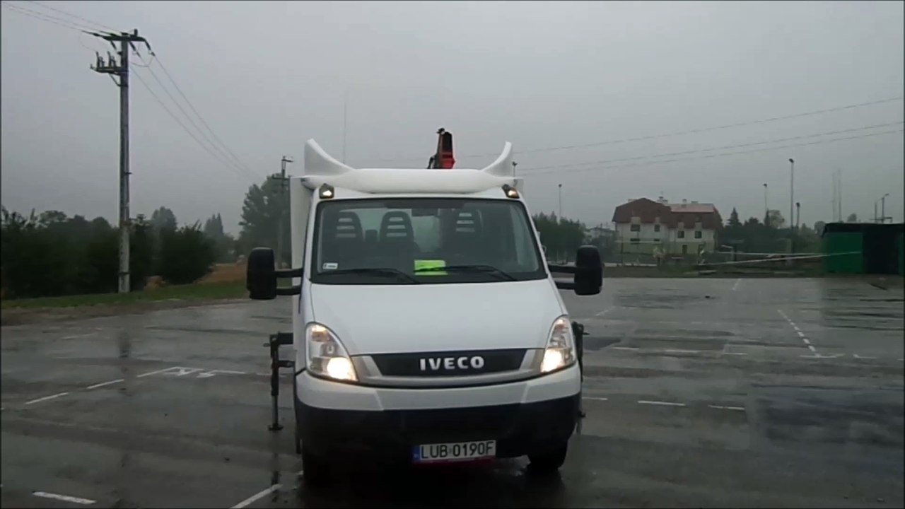 Samochód dostawczy IVECO z żurawiem HDS