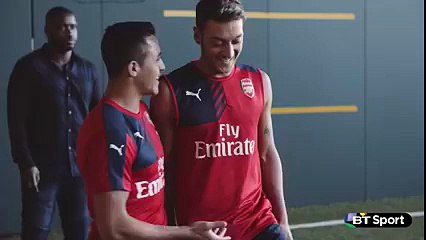 تحدي الكرة في الصندوق بين لاعبي الارسنال