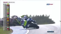 Un pilote de moto percute une mouette pendant une course