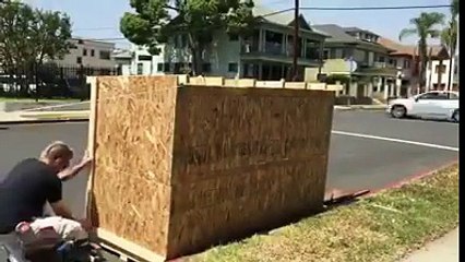 Quand il a vu cette femme dormir dehors, il lui a construit une superbe maison