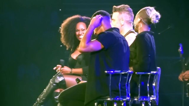 Robbie Williams flirte avec une fan un peu trop jeune en plein concert