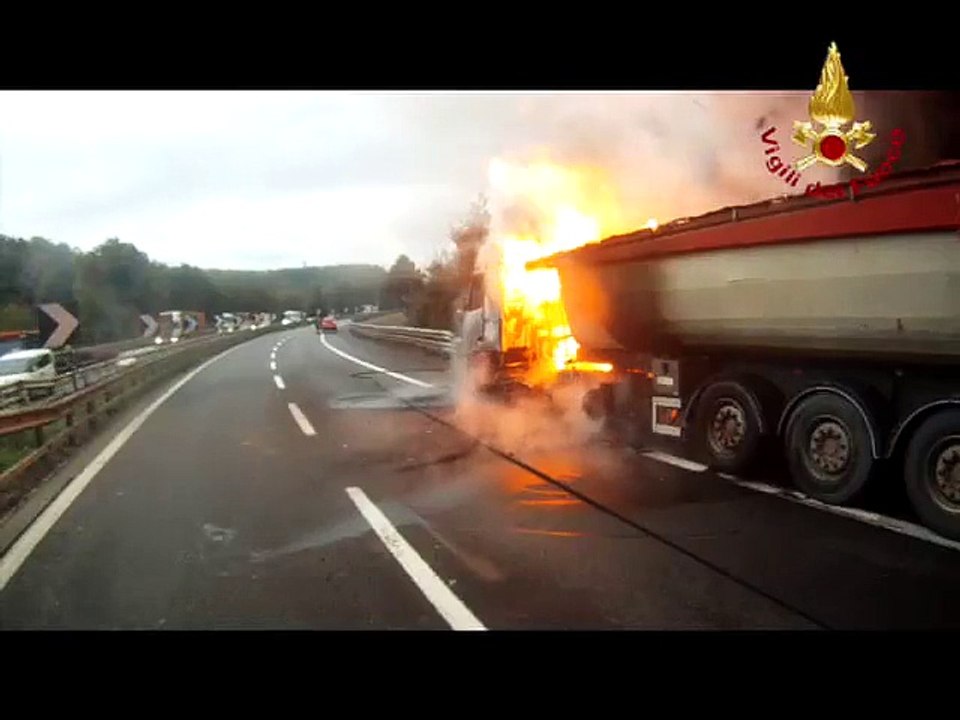 Firenze – Tir in fiamme sull’Ai intervento dei vigili del fuoco (19.10.15)