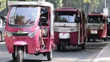 Los 'rickshaws' conducidos solo por mujeres recorren las calles de Pakistán
