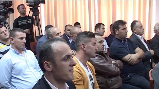 Report TV - Basha takim me biznesmenë në Lezhë: Qeveria ka si ofertë 'burgun'