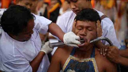 Los taoístas se perforan la cara en el festival vegetariano de Phuket