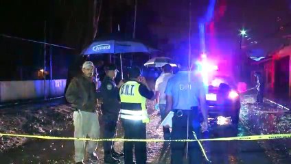 Carro arrolla a un hombre y queda debajo de las llantas