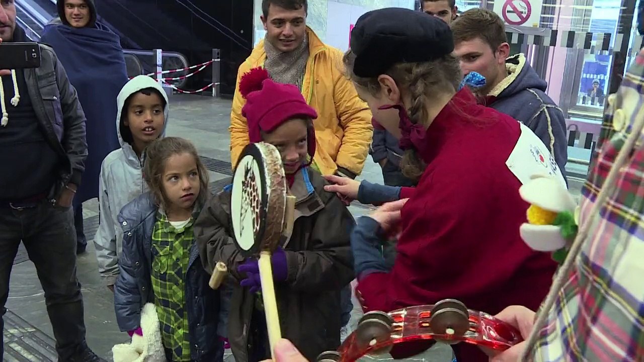 Clowns heitern Flüchtlinge in Wien auf