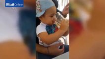 Vidéo choquante d'un enfant qui boit de l'alcool et qui fume une cigarette