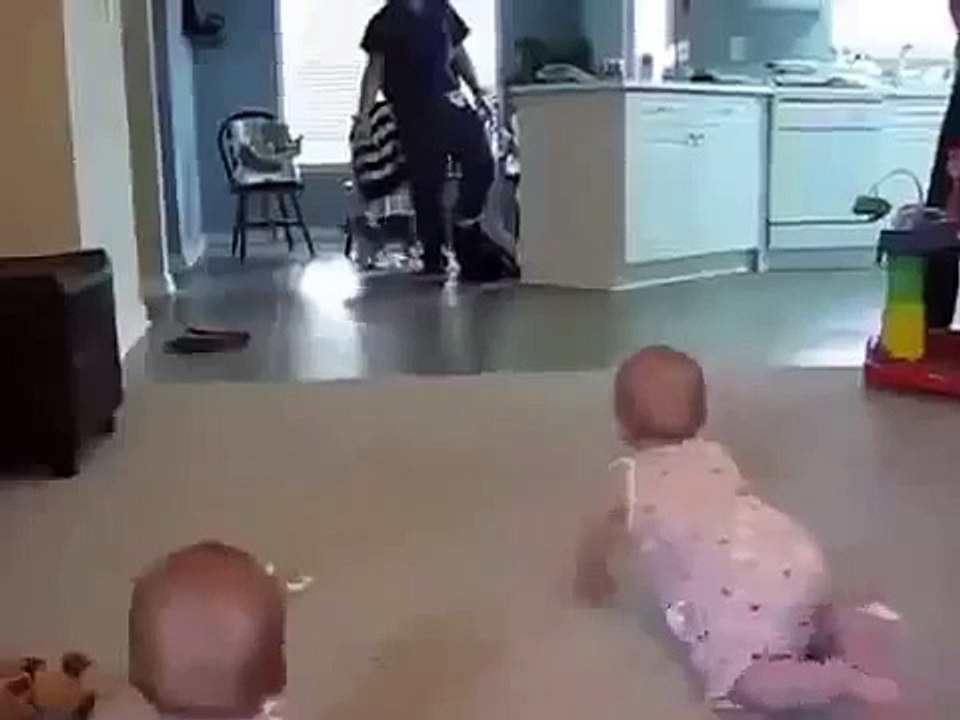 Les jumeaux et leur père. Jumeaux drôles enfants rencontrer le pape