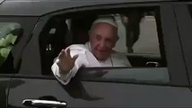 El Papa Francisco detiene su auto y bendice a un niño con parálisis cerebral en Philadelph