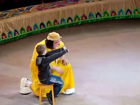 Самый внимательный мальчик в цирке! Смотреть всем! Очень смешно