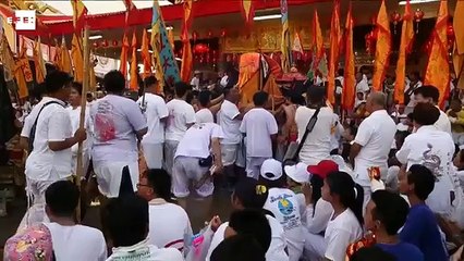 Los taoístas se perforan la cara en el festival vegetariano de Phuket