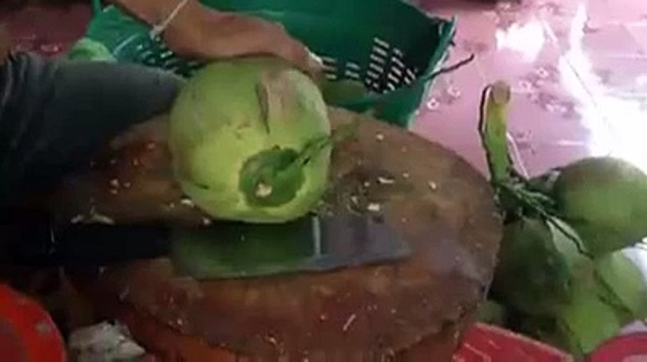 Como descascar um coco corretamente