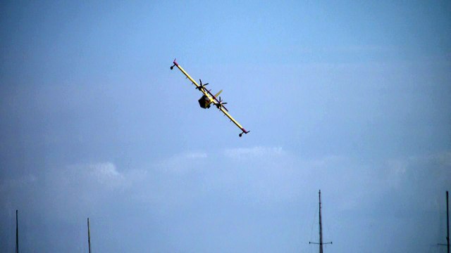 Última pasada de un Canadair CL-215 en el 30 aniversario de la Patrulla Águila.