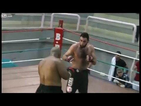 O lutador que queria murros do adversário com mais força... UM ERRO!!!