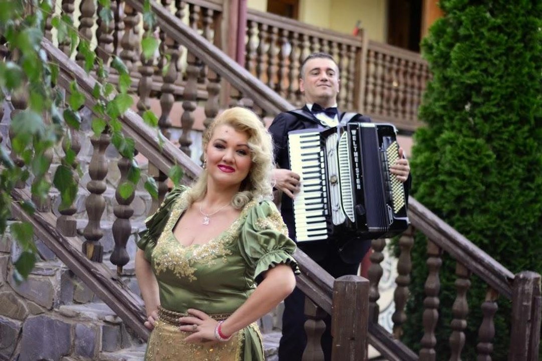 Formatie Pentru Nunta -Solisti Si Formatii Pentru Nunti 2016 - Formatia Simona Tone