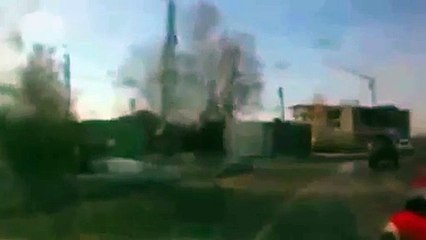 【海外衝撃映像】怖い怖い！！　迫りくるナタおじさん！！　逃