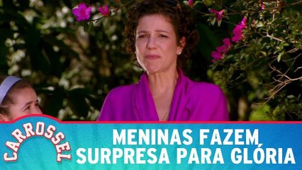 Meninas fazem surpresa para Glória